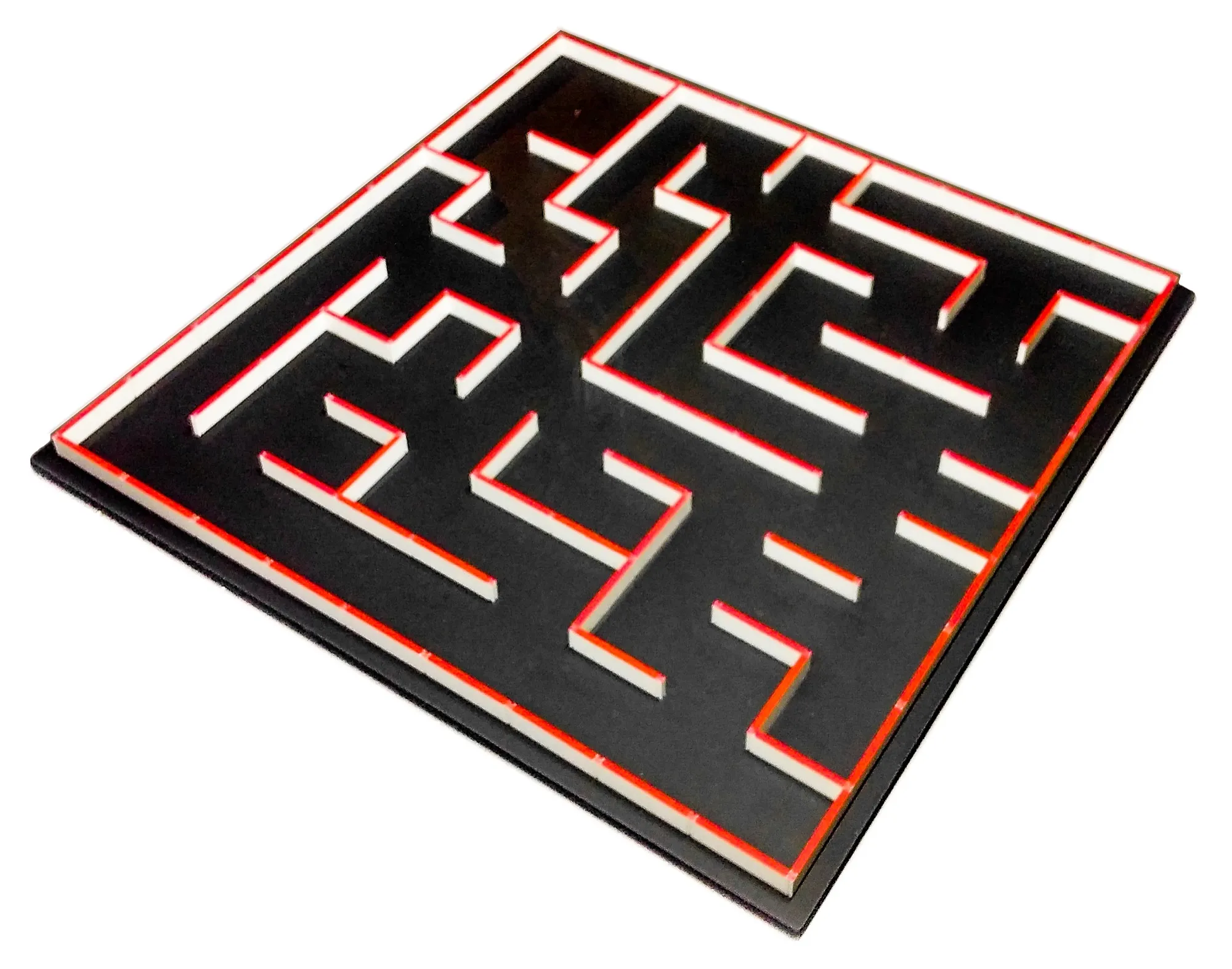 Labyrinthe d'entraînement du club : fond noir et cloisons blanches bordées de rouge