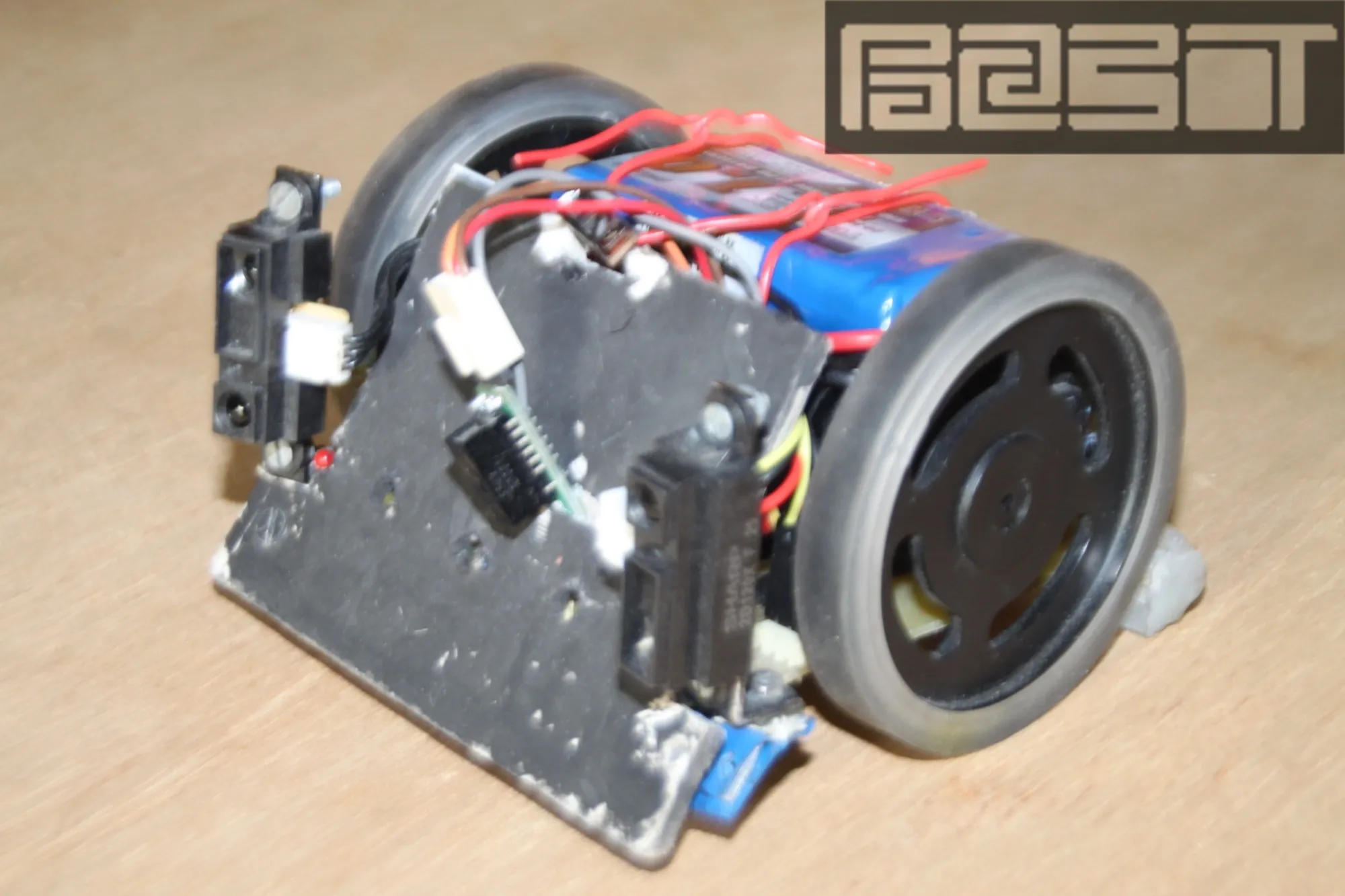 Zhoé I, robot sumo : plaque inclinée à l'avant, capteurs infrarouges Sharp et deux grandes roues