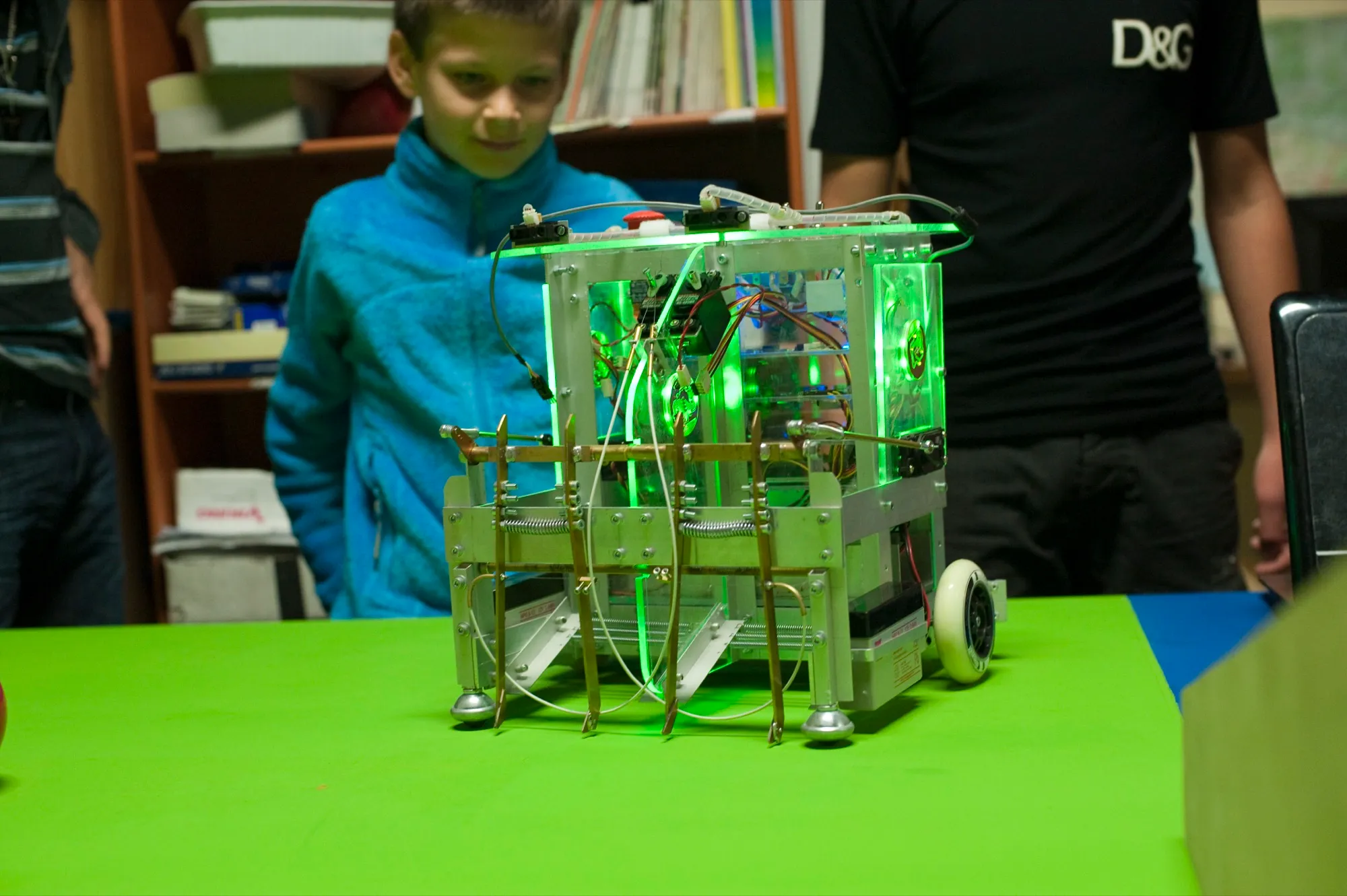 GreenBot de face sur la table de jeu verte