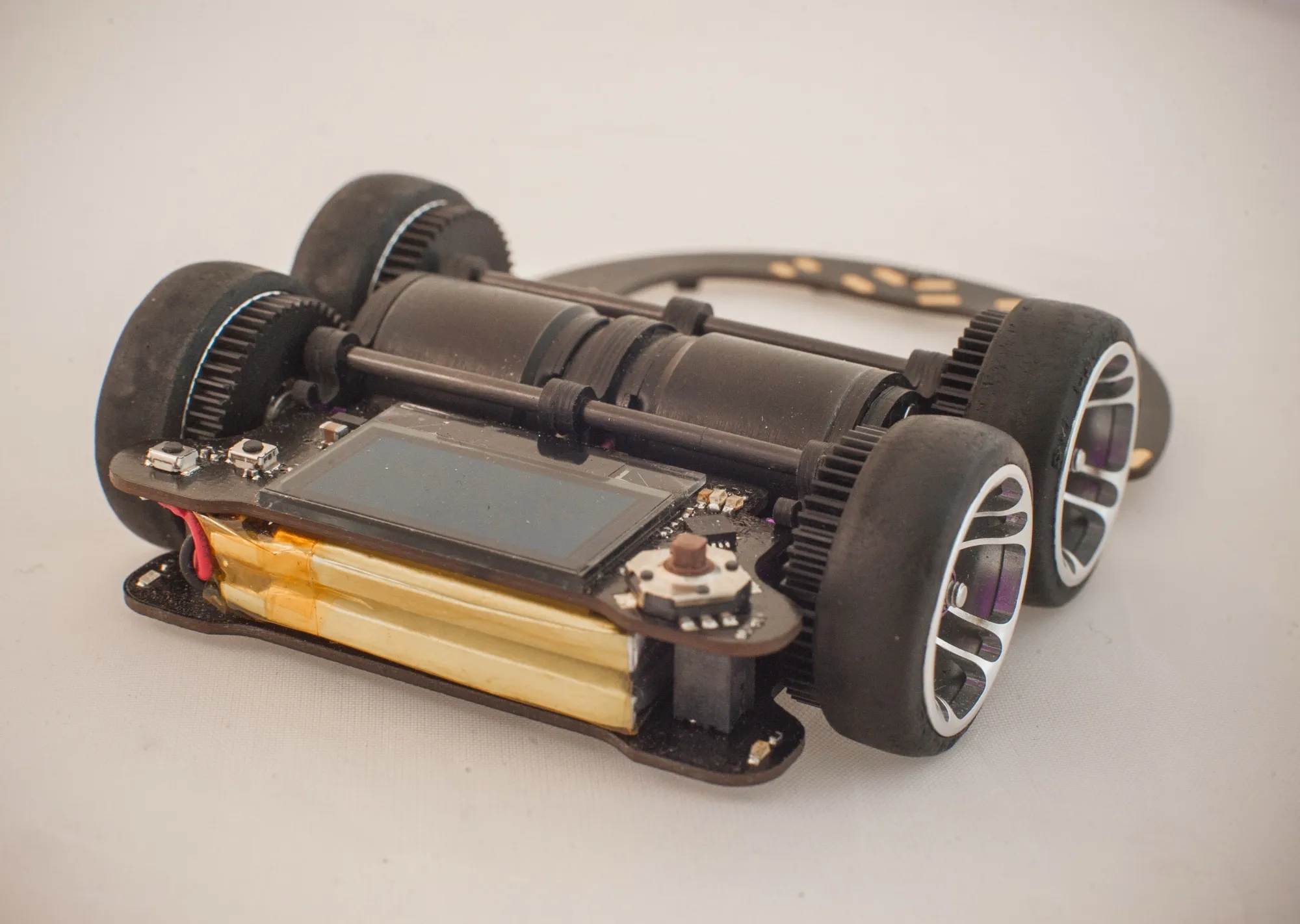 Zhonx III vu de l'arrière : bloc moteur, écran OLED et batterie LiPo sous la carte