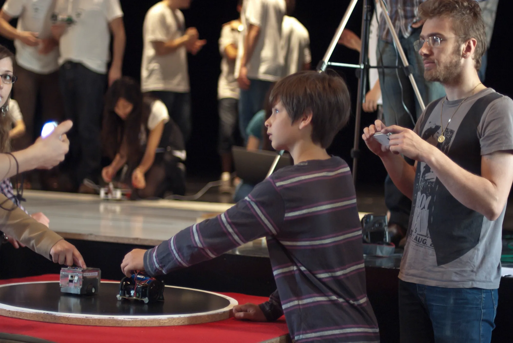 Deux robots sumo face à face sur le dohyo au tournoi de Nîmes 2012