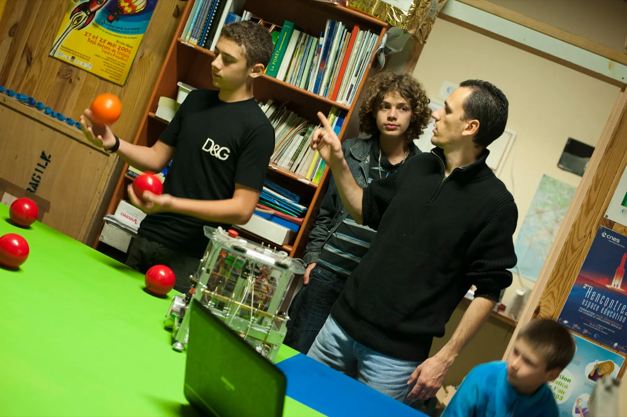 Membres du club autour de GreenBot, avec des oranges et des tomates de jeu sur la table