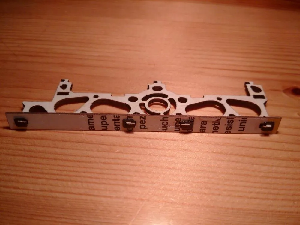 Tenon-mortaise de ZHONX IV, clip en place
