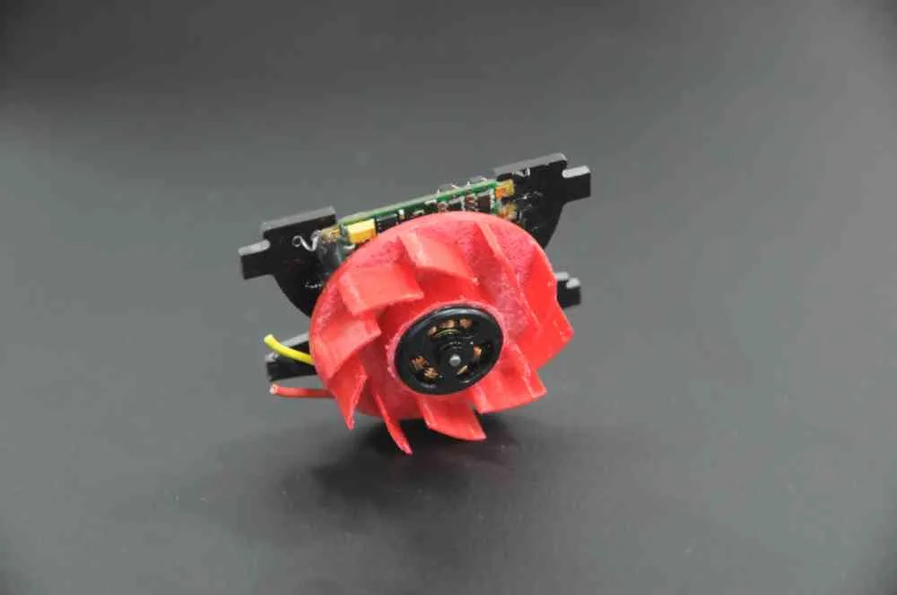 Turbine d’aspiration rouge sur sa carte