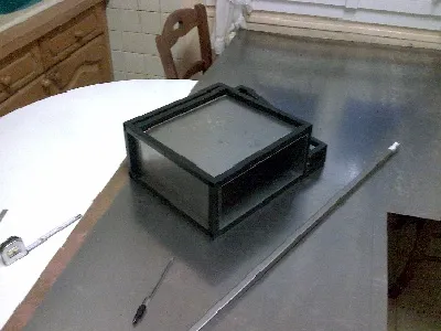 Construction du four : caisson en tôle avec sa vitre